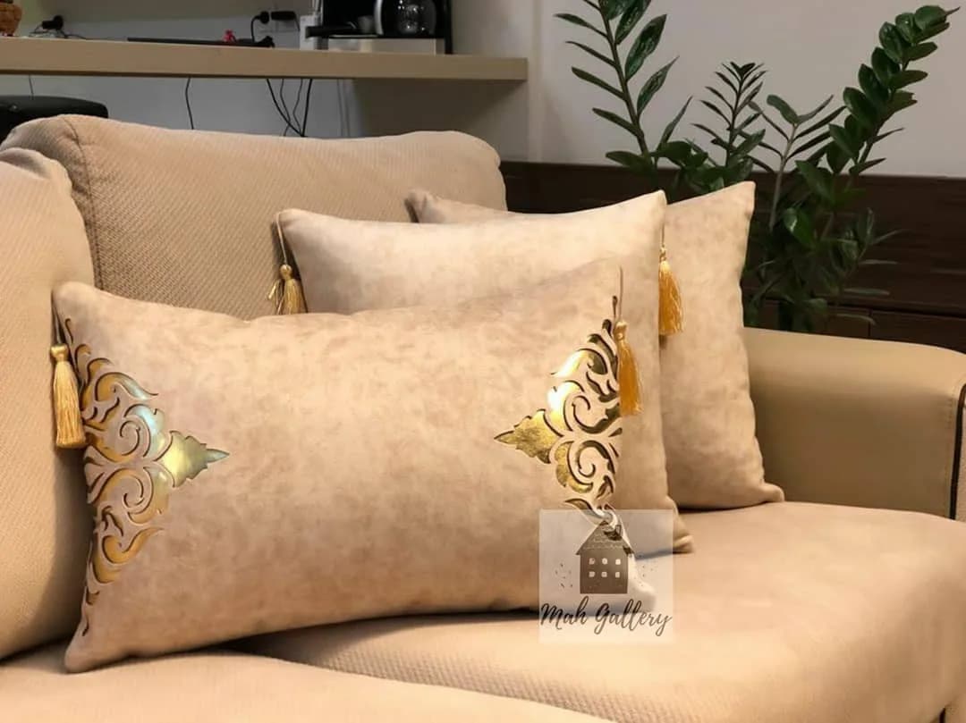 کوسن طرح شاهکار، رنگ کرم و طلایی، جنس مخمل، طرح اسلیمی، مستطیلی منگولهدار