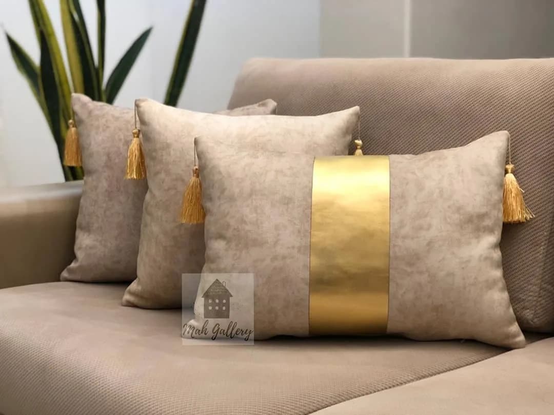 کاور کوسن مربع ساده، رنگ کرم و طلایی، جنس مخمل، مستطیلی منگولهدار