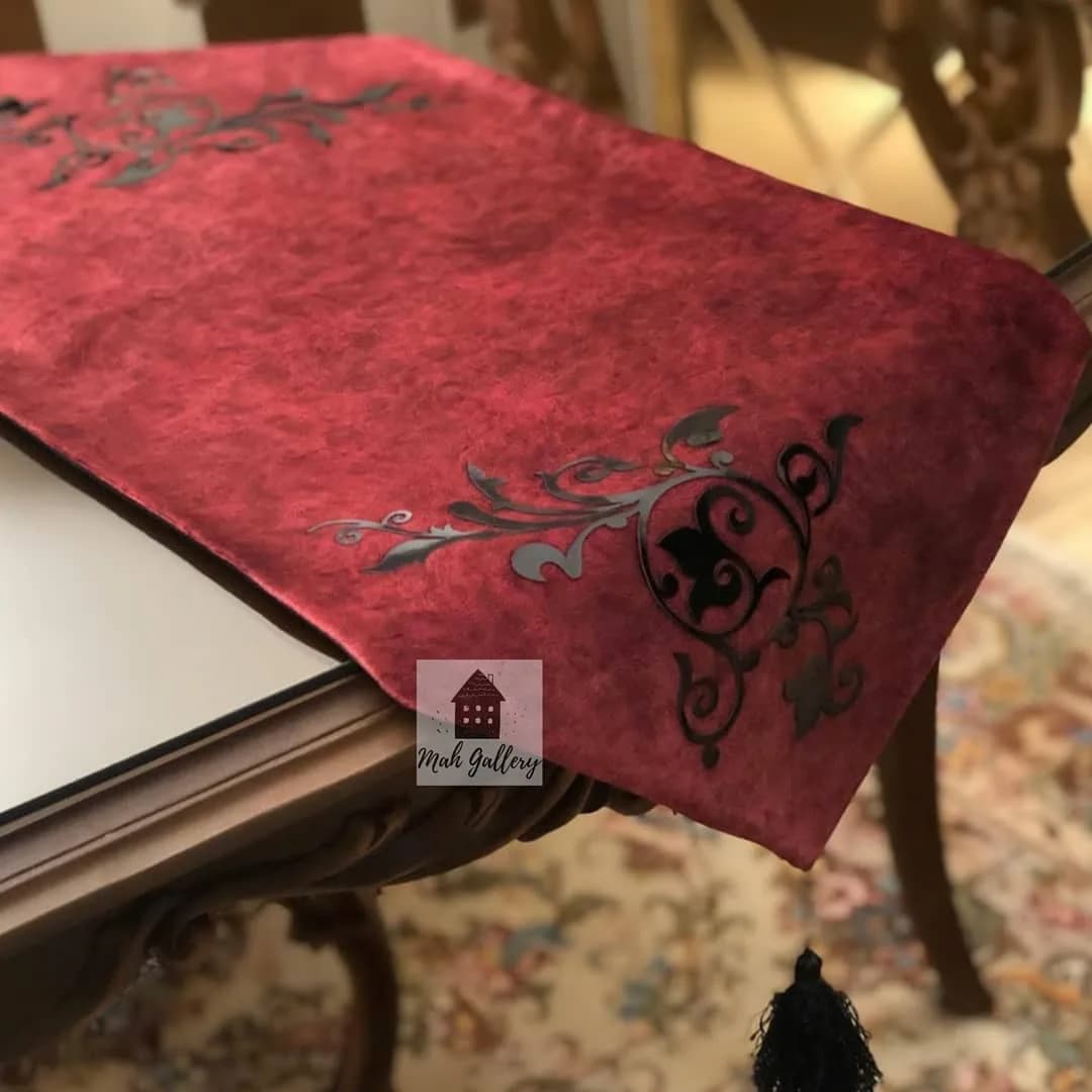 رانر طرح پیچک زرشکی، رنگ قرمز و مشکی، جنس مخمل، طرح هندسی، مستطیلی منگولهدار