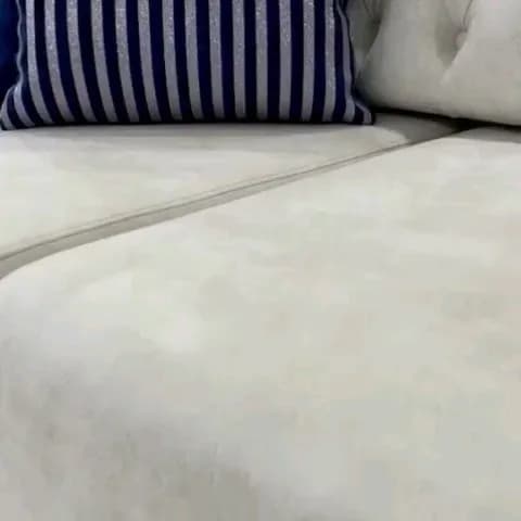 کوسن طرح مصری سورمه‌ای، رنگ سرمه‌ای و سفید، جنس مخمل، طرح راه‌راه، مستطیلی با منگوله
