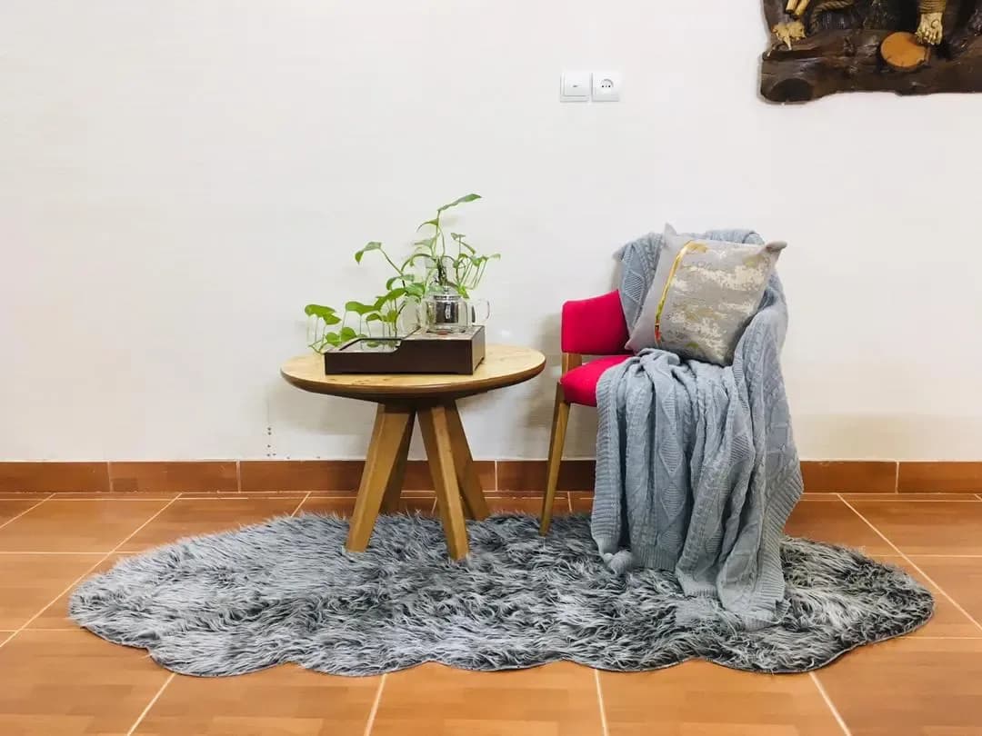 میز عسلی و کوسن، رنگ خاکستری و قهوه ای، جنس چوب، چوبی سه پایه