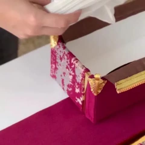 جعبه دستمال کاغذی، رنگ قرمز و طلایی، جنس مخمل، جعبه دستمال کاغذی رومیزی