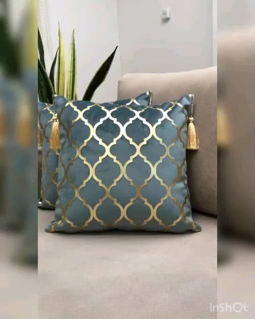 کوسن طرح لوزی، رنگ طوسی و طلایی، جنس مخمل، طرح هندسی، مربعی