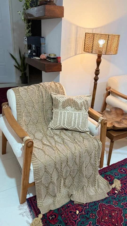 شال مبل بافتنی، رنگ کرم و قهوه‌ای، طرح هندسی، مستطیلی با منگوله
