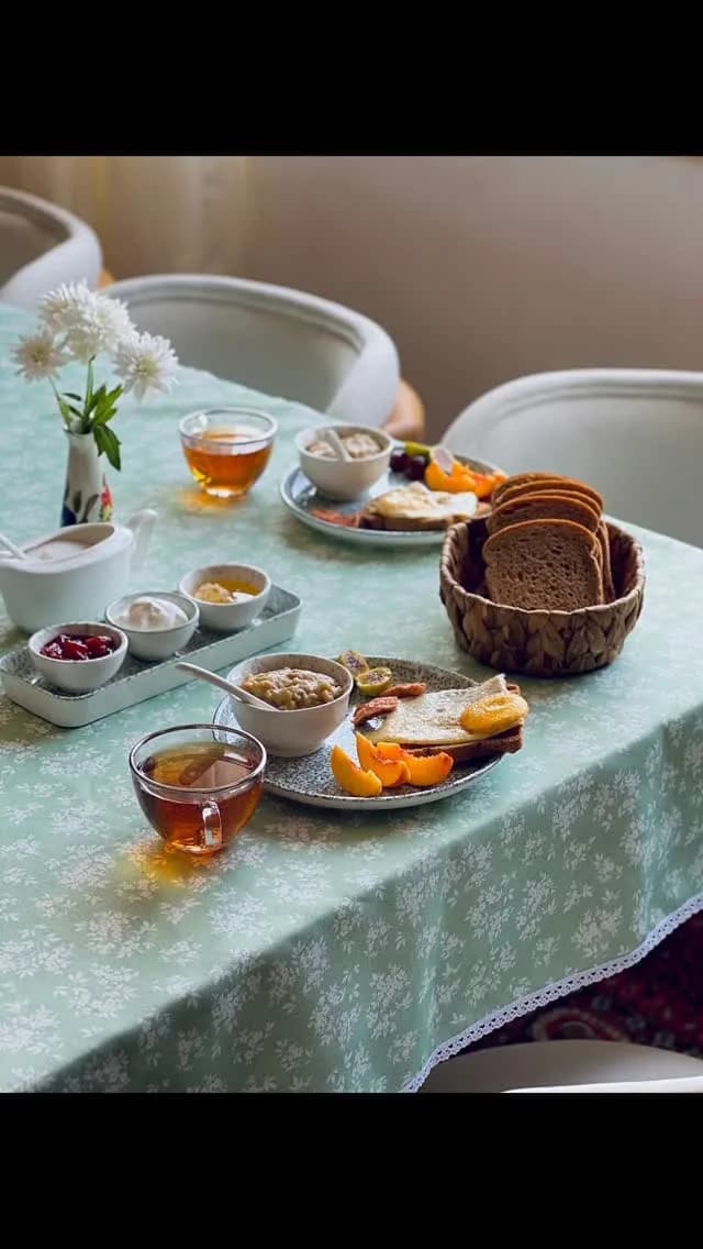 رومیزی، رنگ سبز، جنس پارچه، طرح گلدار، مستطیلی