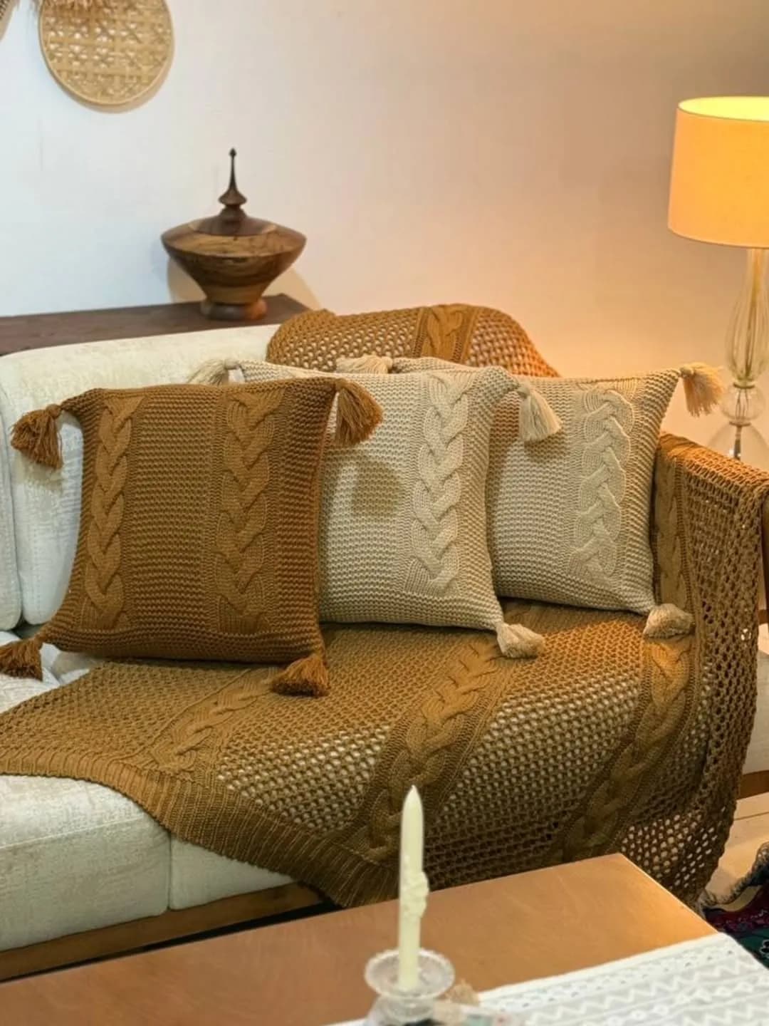 ست شال مبل و کوسن قلاببافی، رنگ خردلی و کرم، جنس بافتنی، طرح بافت، مربع منگولهدار