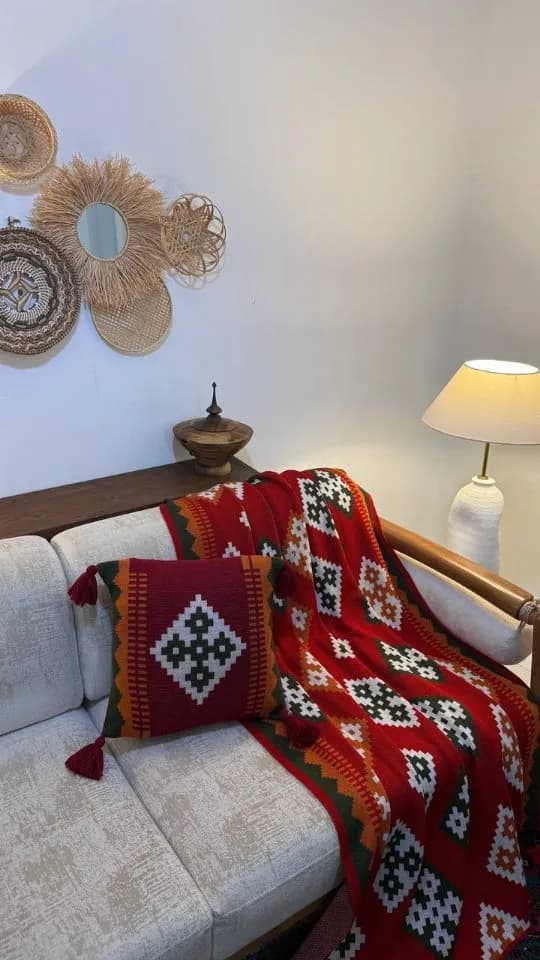 شال مبل طرح سنتی، رنگ قرمز، سفید، مشکی و نارنجی، جنس بافتنی، طرح هندسی، مستطیلی
