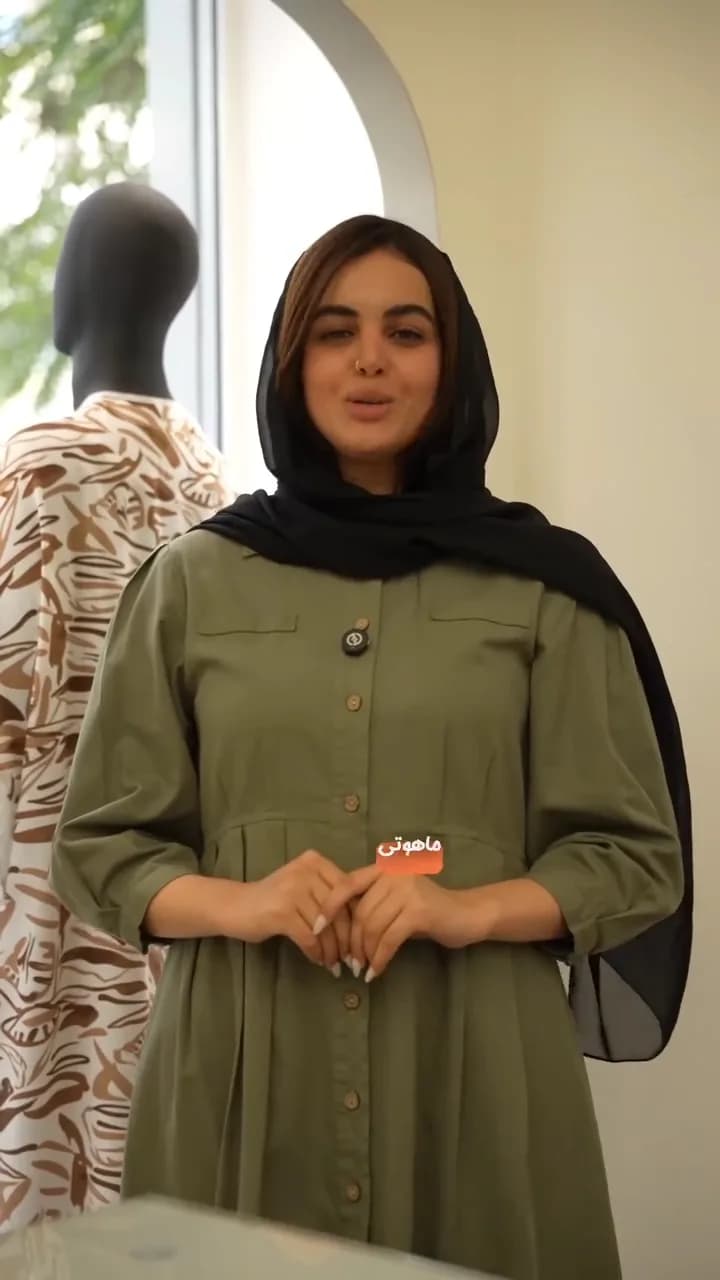 مانتو کتان ماکسی جلودکمه، رنگ سبز زیتونی، بلند، دکمهدار، آستین بلند، گشاد