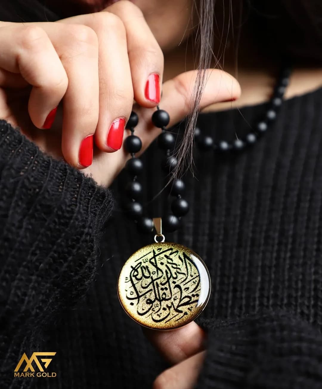 گردنبند و ان یکاد مارک گلد، رنگ مشکی و طلایی، مهرهای با پلاک گرد