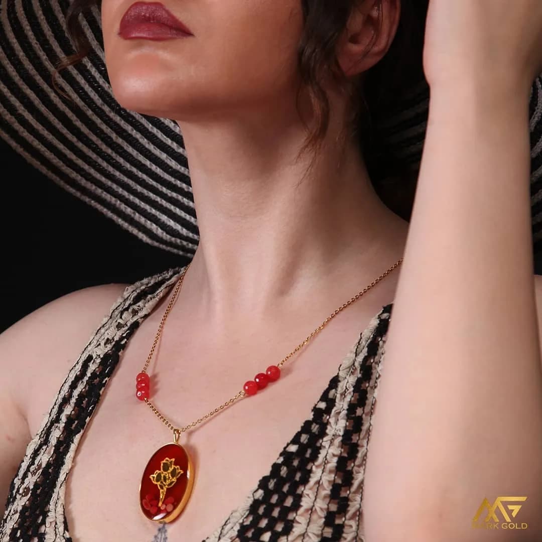گردنبند روکش طلا طرح مهگل مارک گلد، رنگ طلایی و قرمز، جنس سنگ، گردنبند مهرهای با پلاک