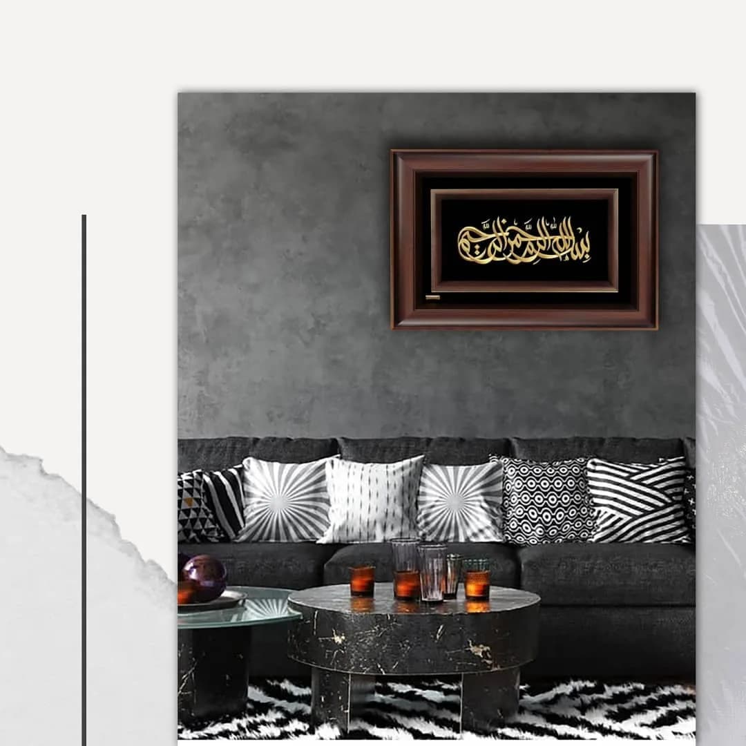 تابلو دیواری، رنگ طلایی، قهوه‌ای و مشکی، جنس چوب، شیشه و فلز، طرح خطاطی، مستطیلی قاب‌دار