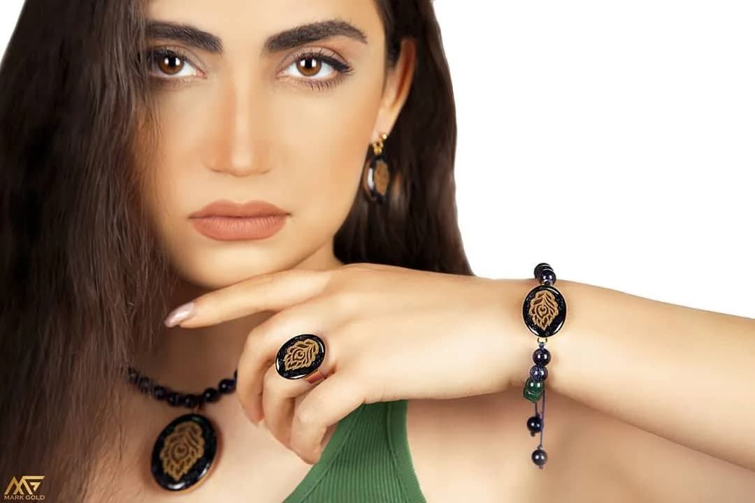 ست زیورآلات طرح دل آرا، رنگ بنفش و طلایی، جنس فلز و سنگ، گردنبند، دستبند، انگشتر، گوشواره