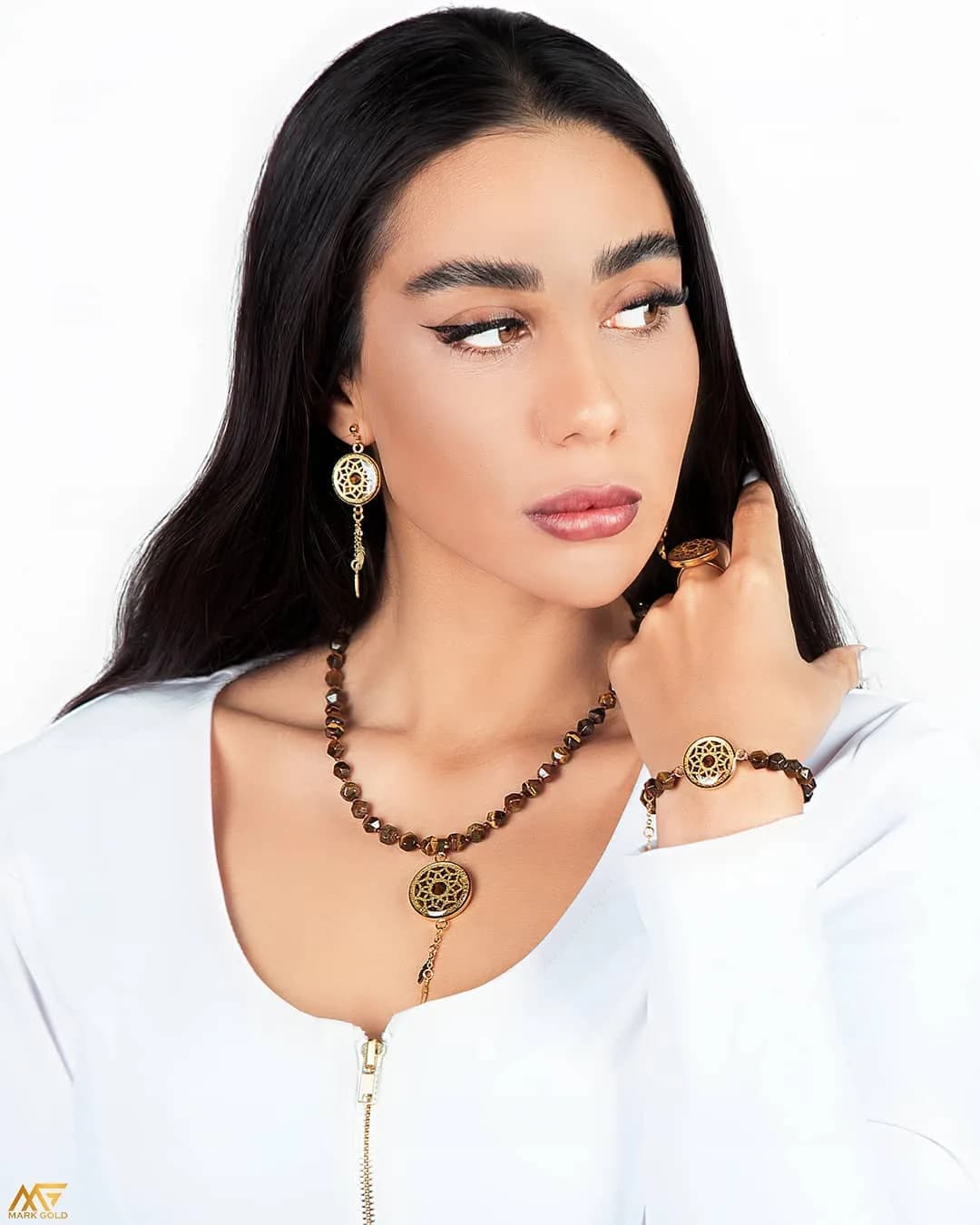 گردنبند زنانه مارک گلد، رنگ قهوهای و طلایی، جنس فلز و سنگ، طرح هندسی، آویز گرد و زنجیر