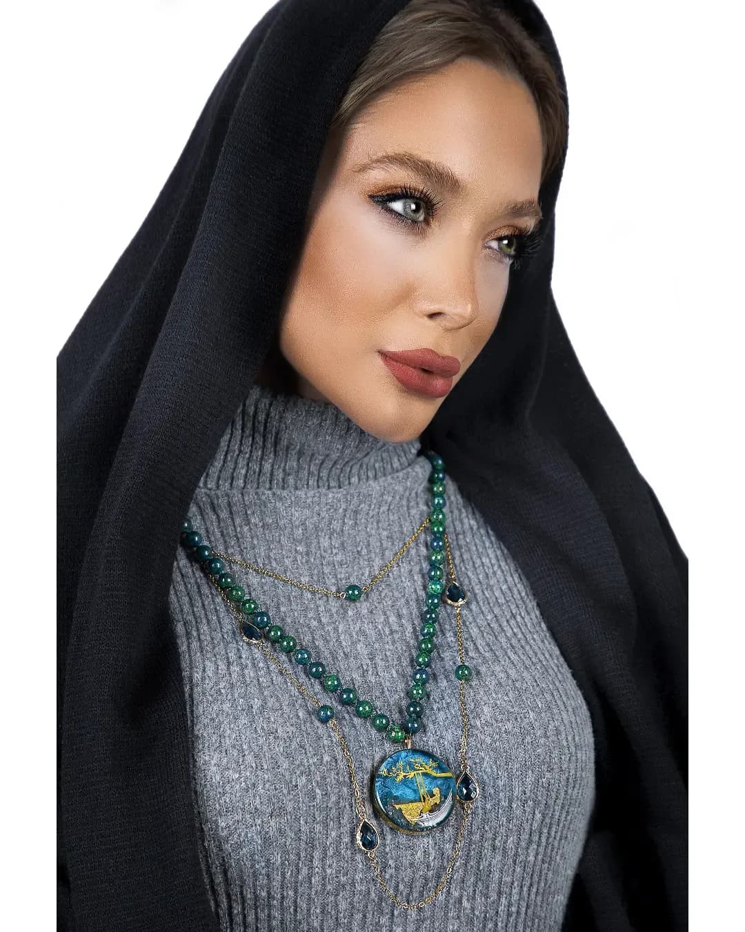 گردنبند روکش طلا، رنگ سبز، طلایی و آبی، جنس فلز و سنگ، چند لایه با پلاک گرد