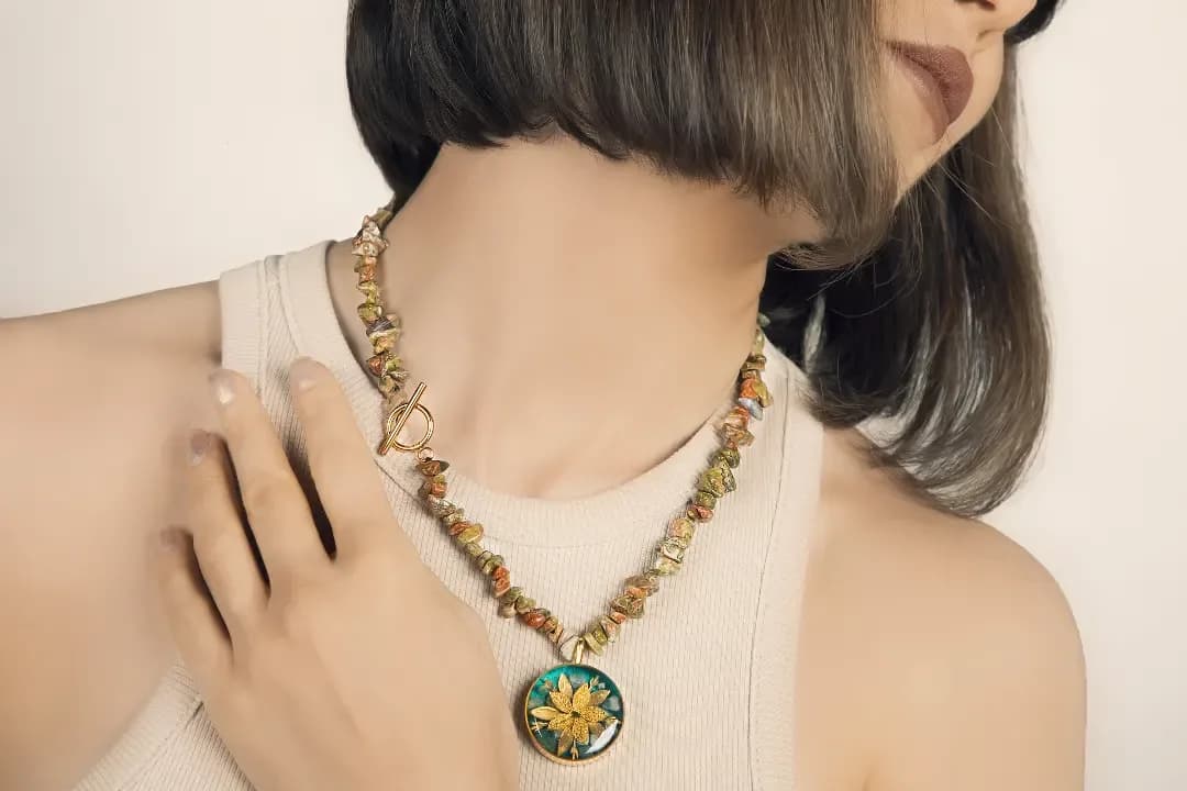 گردنبند روکش طلا، رنگ طلایی، سبز و قهوه‌ای، جنس فلز و سنگ، زنجیری با آویز گرد