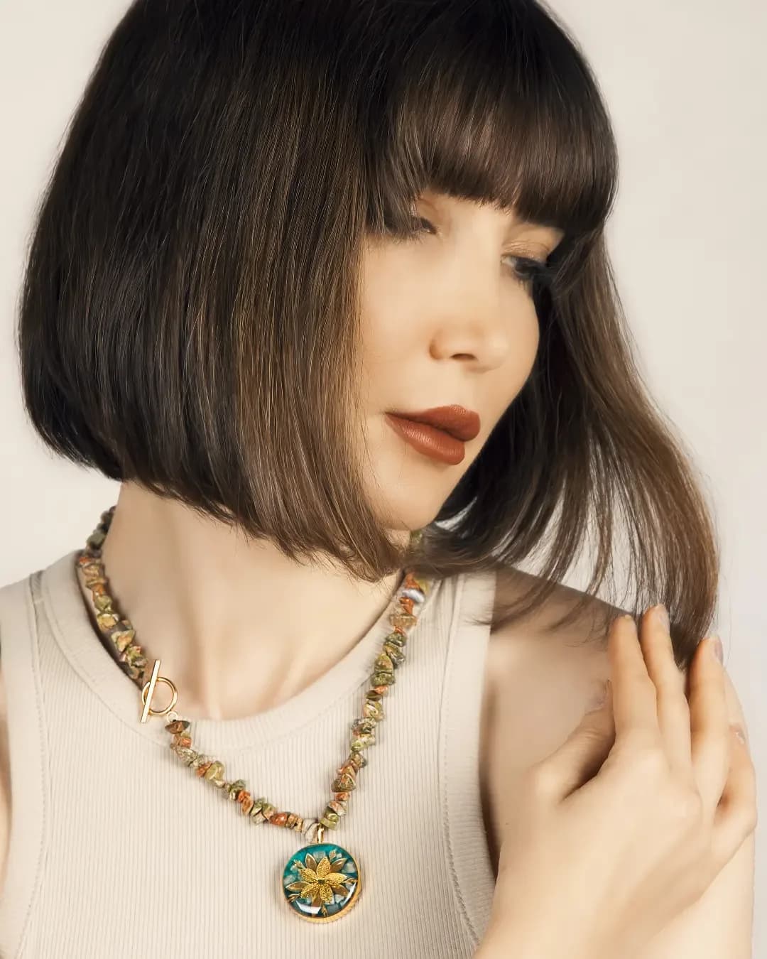 گردنبند روکش طلا، رنگ سبز، طلایی و قهوه‌ای، جنس سنگ و فلز، طرح گلدار، گردنبند سنگی با پلاک گرد