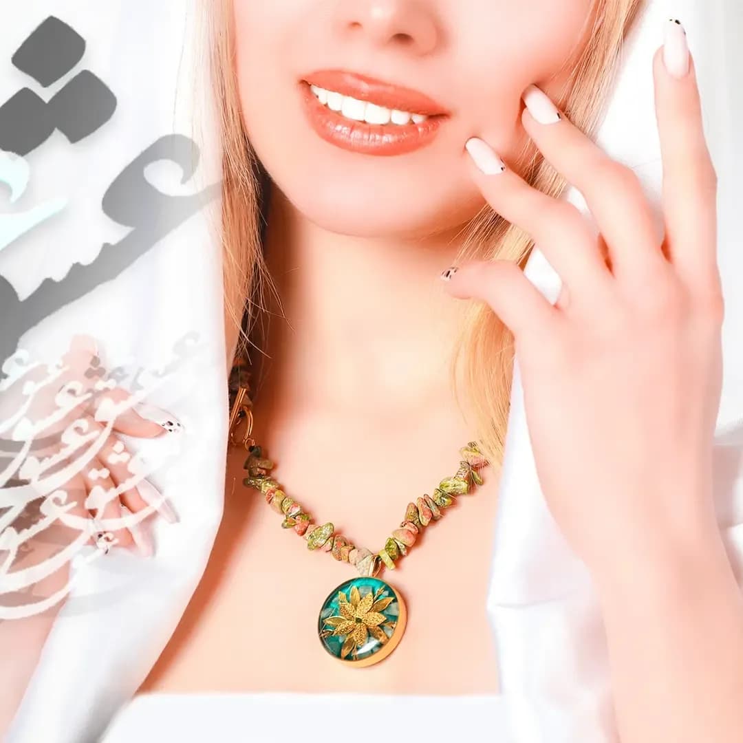 گردنبند روکش طلا، رنگ طلایی، فیروزه‌ای و سبز، جنس سنگ و رزین، آویز گرد و سنگ