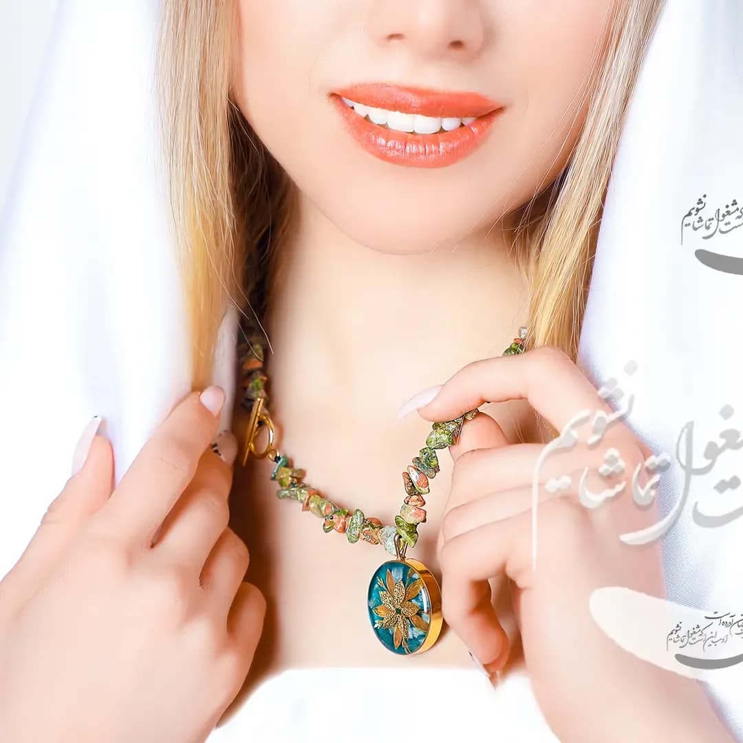 گردنبند روکش طلا، رنگ سبز، طلایی و قهوه‌ای، جنس سنگ و فلز، طرح گلدار، گردنبند مهره‌ای با پلاک بیضی