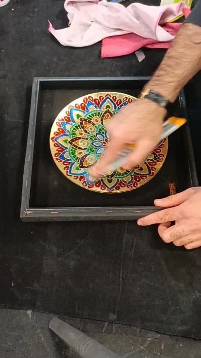 تابلو بشقابی ورق طلا، رنگ رنگارنگ و طلایی، جنس فلز و چوب، طرح هندسی، دایره‌ای در قاب چهارگوش