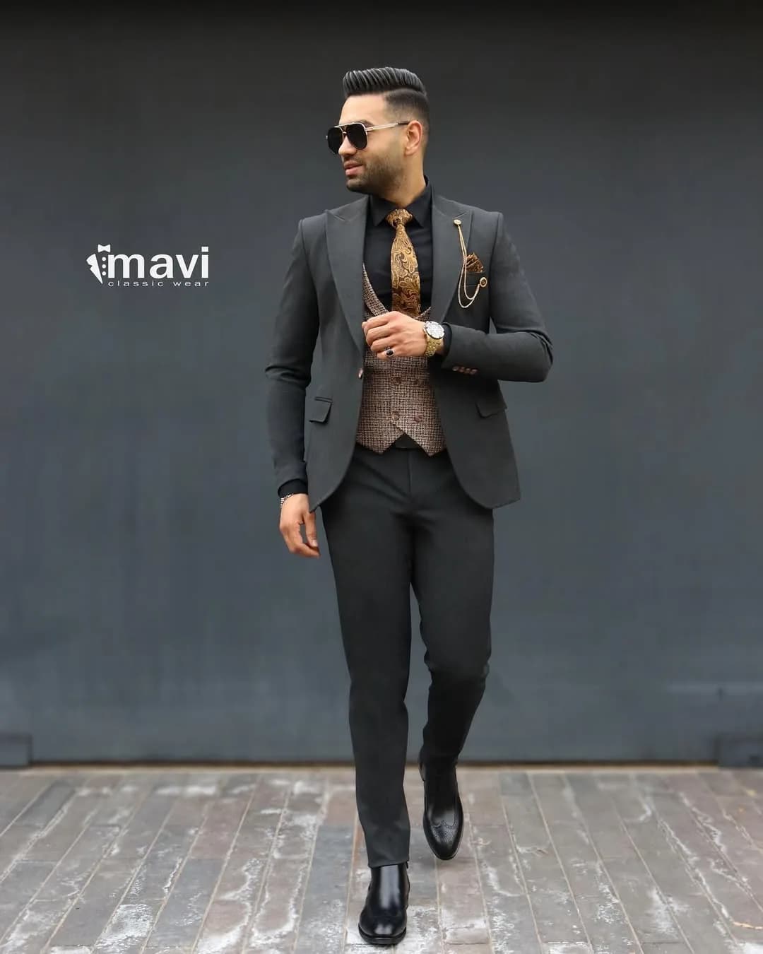 کت و شلوار مردانه کلاسیک، رنگ خاکستری تیره، قهوه ای و مشکی، تک دکمه یقه انگلیسی جذب
