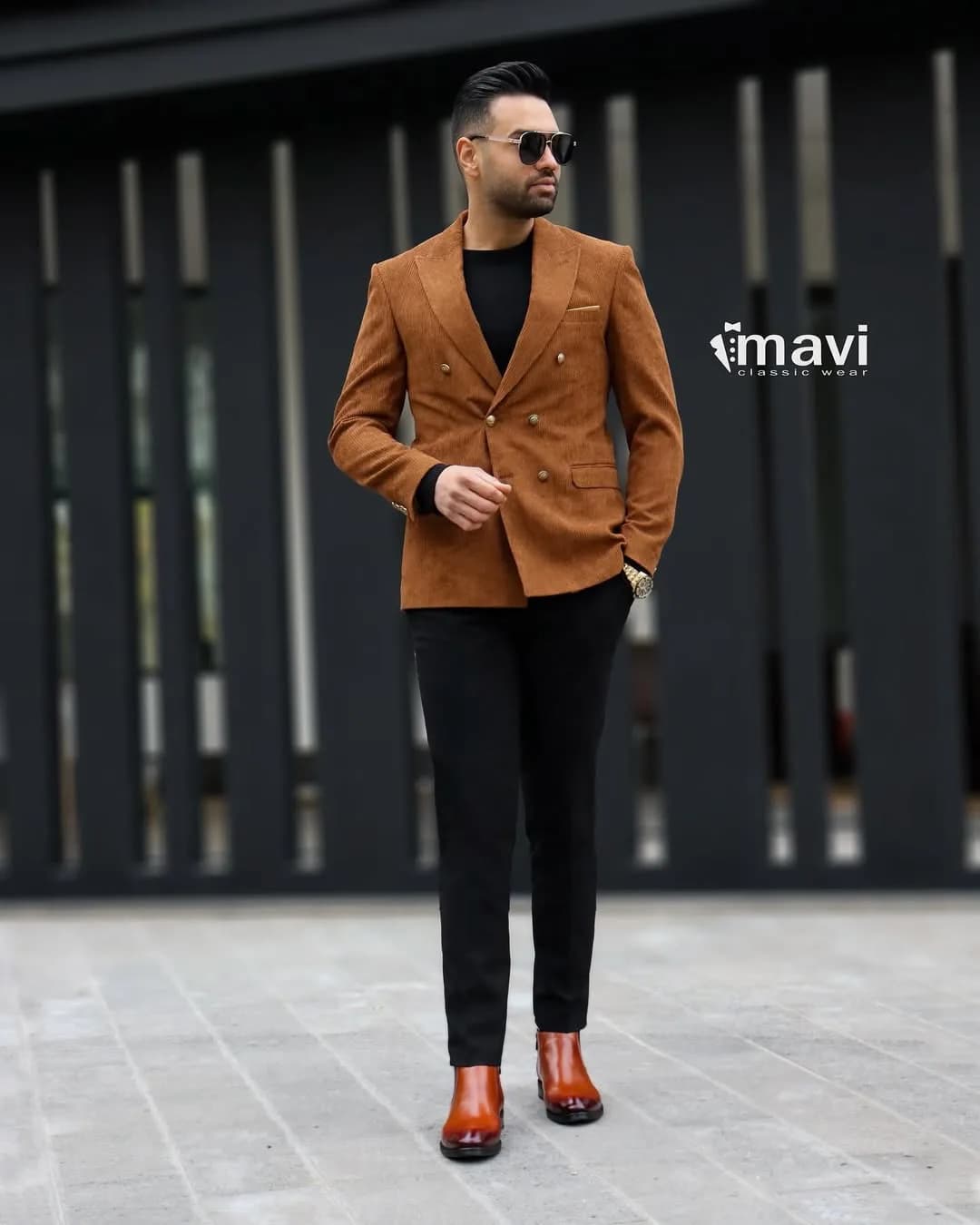 کت تک مردانه، رنگ قهوهای، جنس جیر، کوتاه، یقه پهن، آستین بلند، جذب