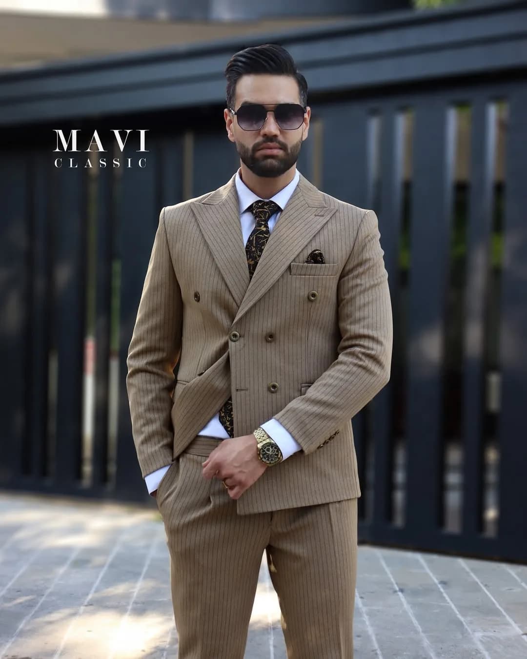 کت و شلوار دیپلمات دبل برست، رنگ کرم، طرح راهراه، جذب، دو ردیفه