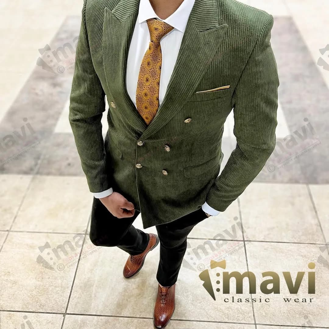 کت تک دبل برست مخمل کبریتی، رنگ سبز زیتونی، دو دکمه، یقه پهن، جذب