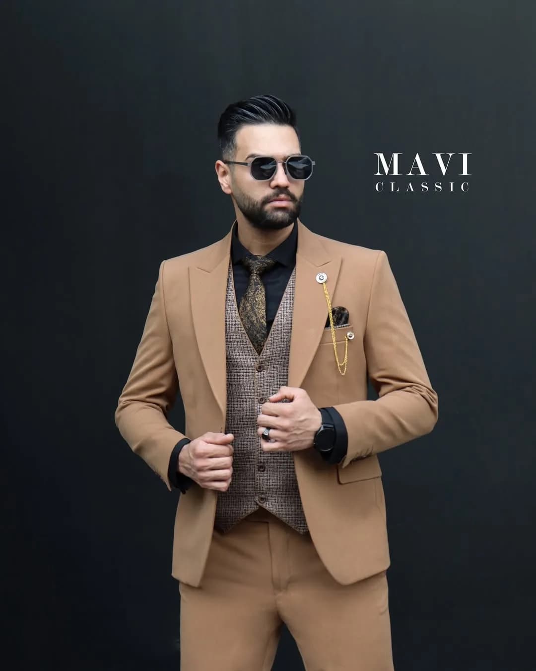 کت و شلوار مردانه، رنگ خاکی و قهوه‌ای، جنس پارچه، طرح طرح‌دار، کت یقه انگلیسی و جلیقه