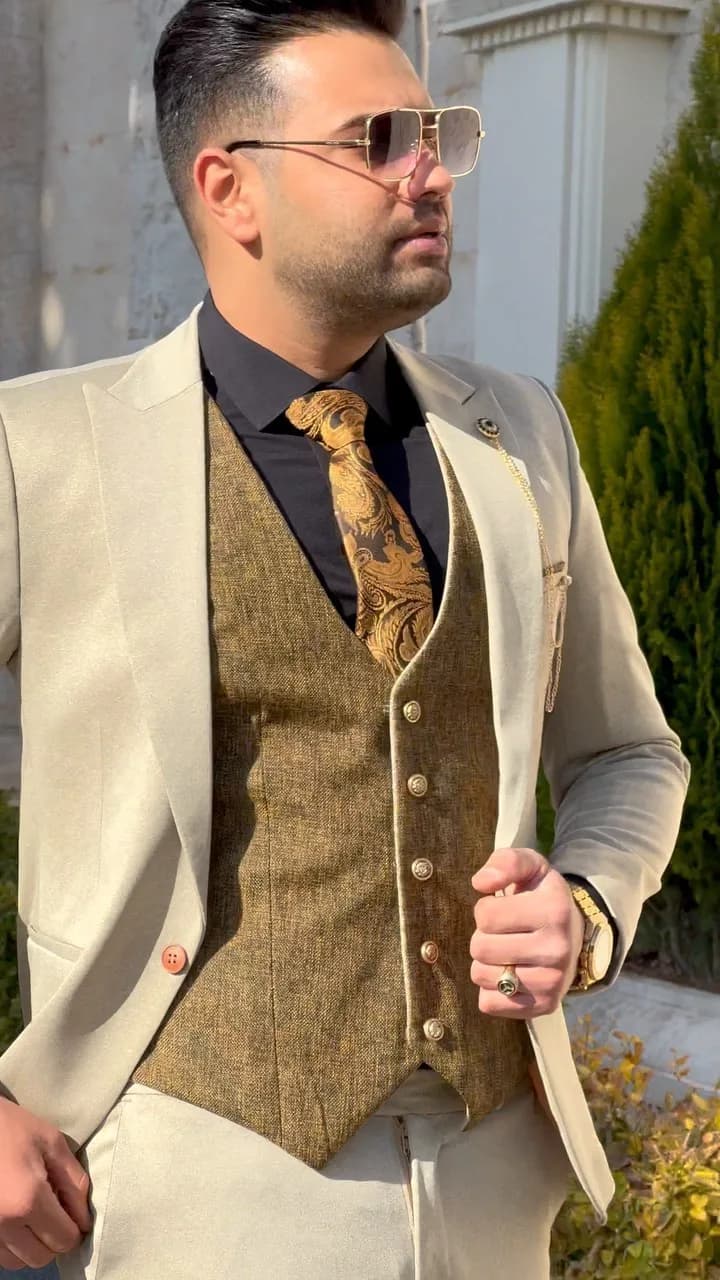 کت و شلوار مردانه، رنگ کرم، قهوه ای و مشکی، تک دکمه یقه انگلیسی جذب