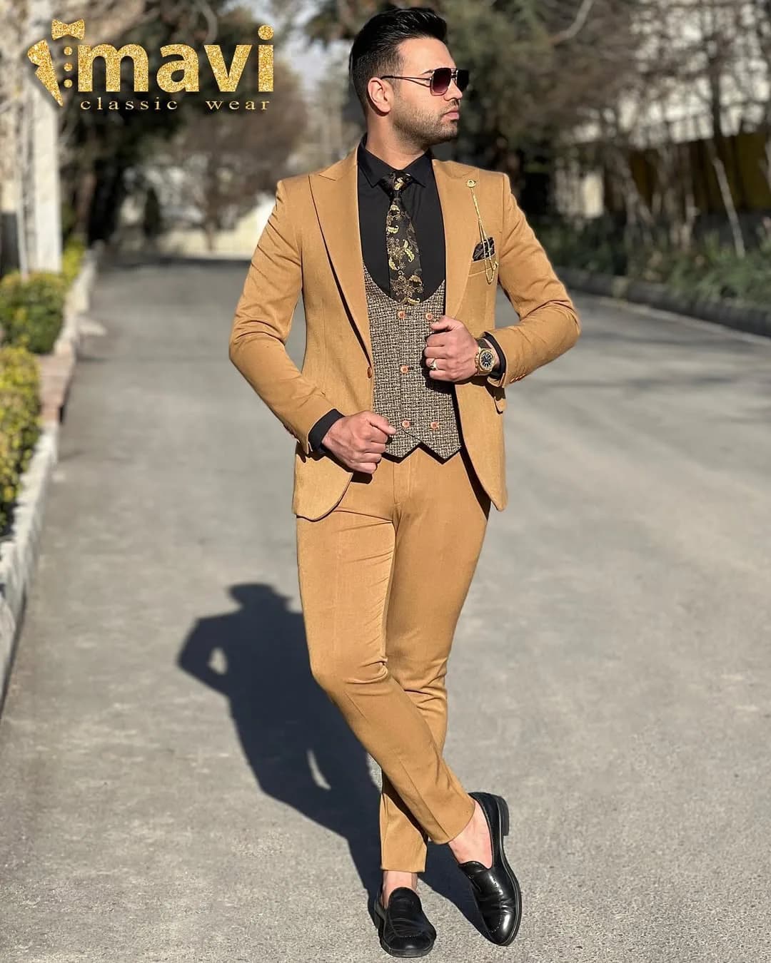 کت و شلوار و ژیله مدل ۲۰۲۲، رنگ قهوهای و خردلی، جذب، آستین بلند