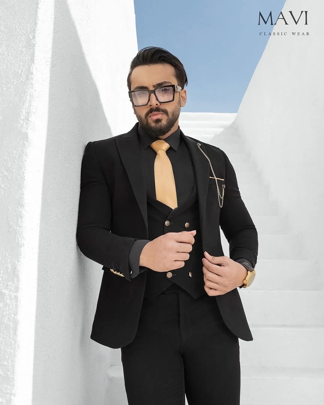 کت و شلوار مشکی رویال جت بلک — رنگ مشکی — نمای روی‌تن — یقه کنت