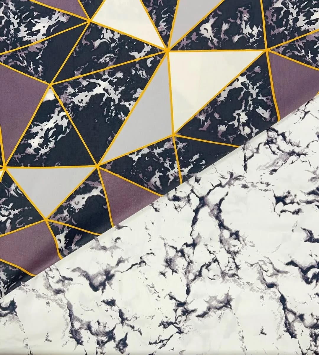 پارچه ملحفه‌ای عرض ۲٫۵، رنگ سرمه‌ای، سفید و طوسی، جنس کتان، طرح هندسی، متری