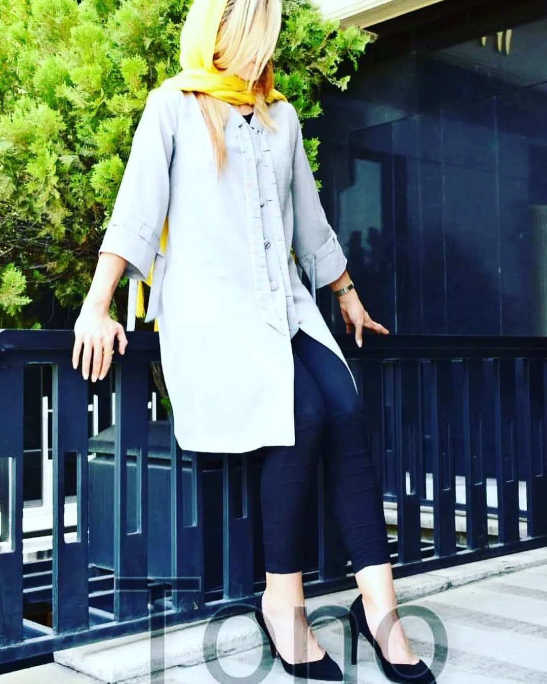 مانتو کرواتی کد ۱۳۱، رنگ خاکستری روشن، بلند، آستین سه چهارم، یقه انگلیسی