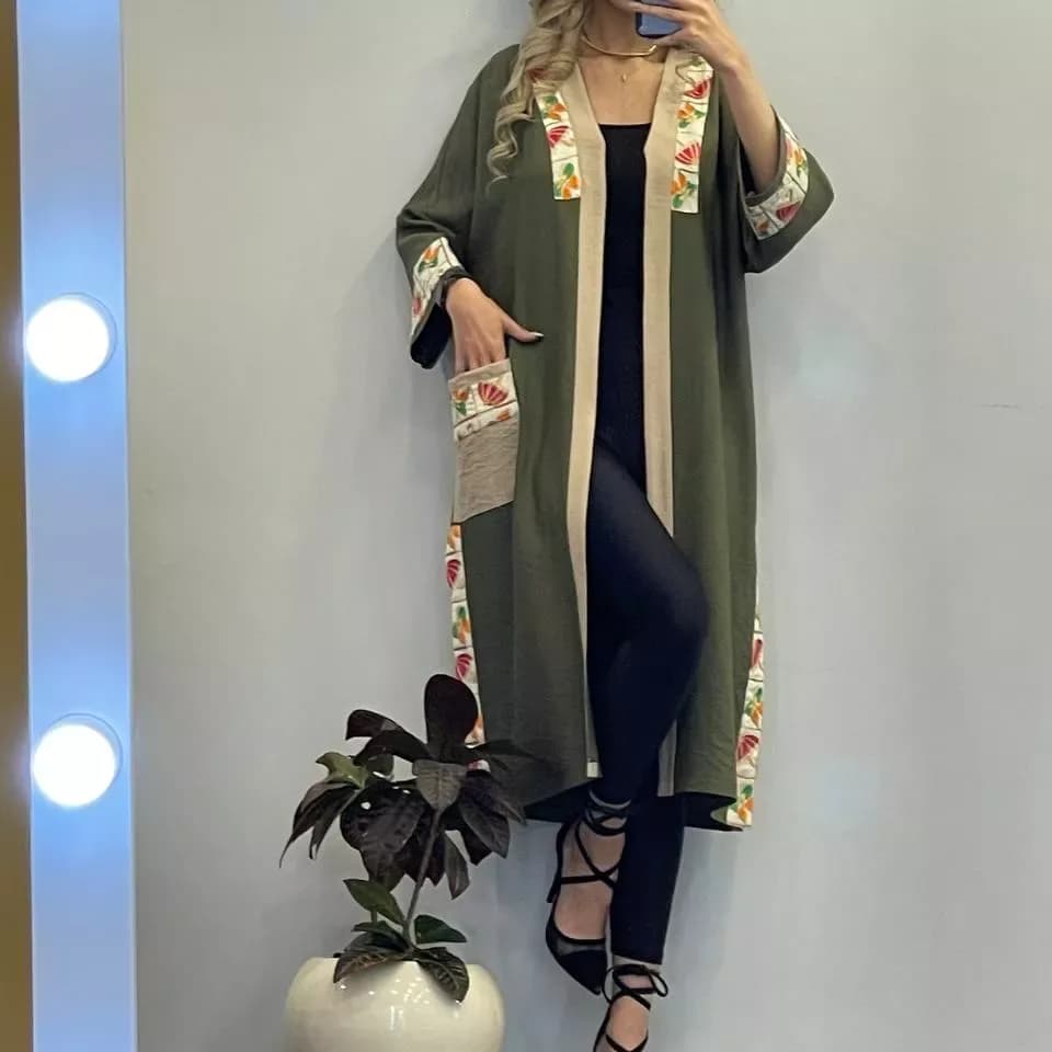 مانتو بهاره بلند گلدوزی، رنگ سبز زیتونی و کرم، طرح گلدار، جلو باز، آستین بلند، گشاد