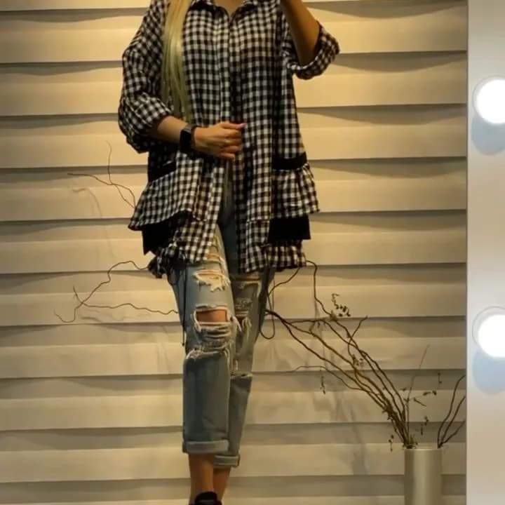 شومیز نخ پنبه، رنگ مشکی و سفید، طرح چهارخانه، قد باسن، یقه دار، آستین بلند، گشاد