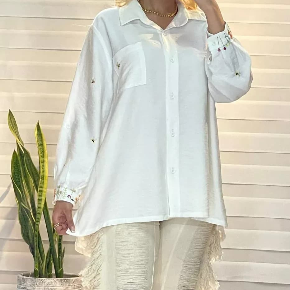 شومیز گل بهاره کرسپو، رنگ سفید، جنس لینن، طرح گلدوزی، قد متوسط، یقه دار، آستین بلند، گشاد