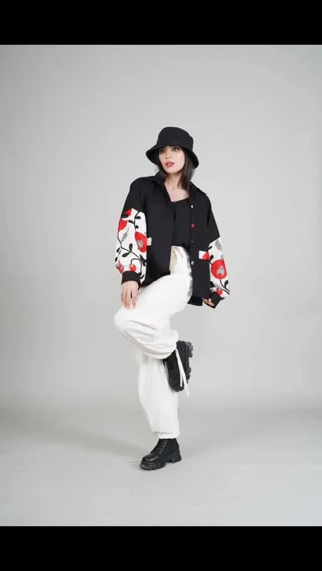 کت لینن بخارادوزی، رنگ مشکی، سفید و قرمز، طرح گلدار، آستین پفی، کوتاه، گشاد