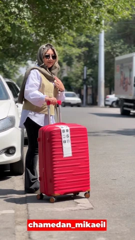چمدان مدل ونوس در نه رنگ، رنگ قرمز، جنس پلاستیک، تک تکه، چرخدار، دسته دار