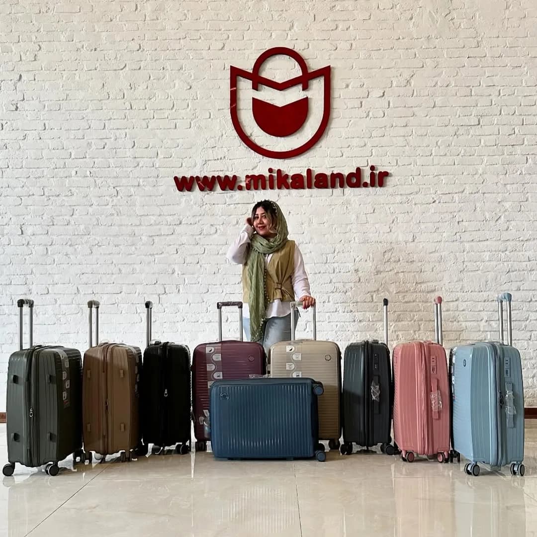 چمدان ملونی، رنگ سبز، قهوه‌ای، مشکی، بنفش، صورتی و آبی، جنس پلاستیک، سخت، چرخ‌دار