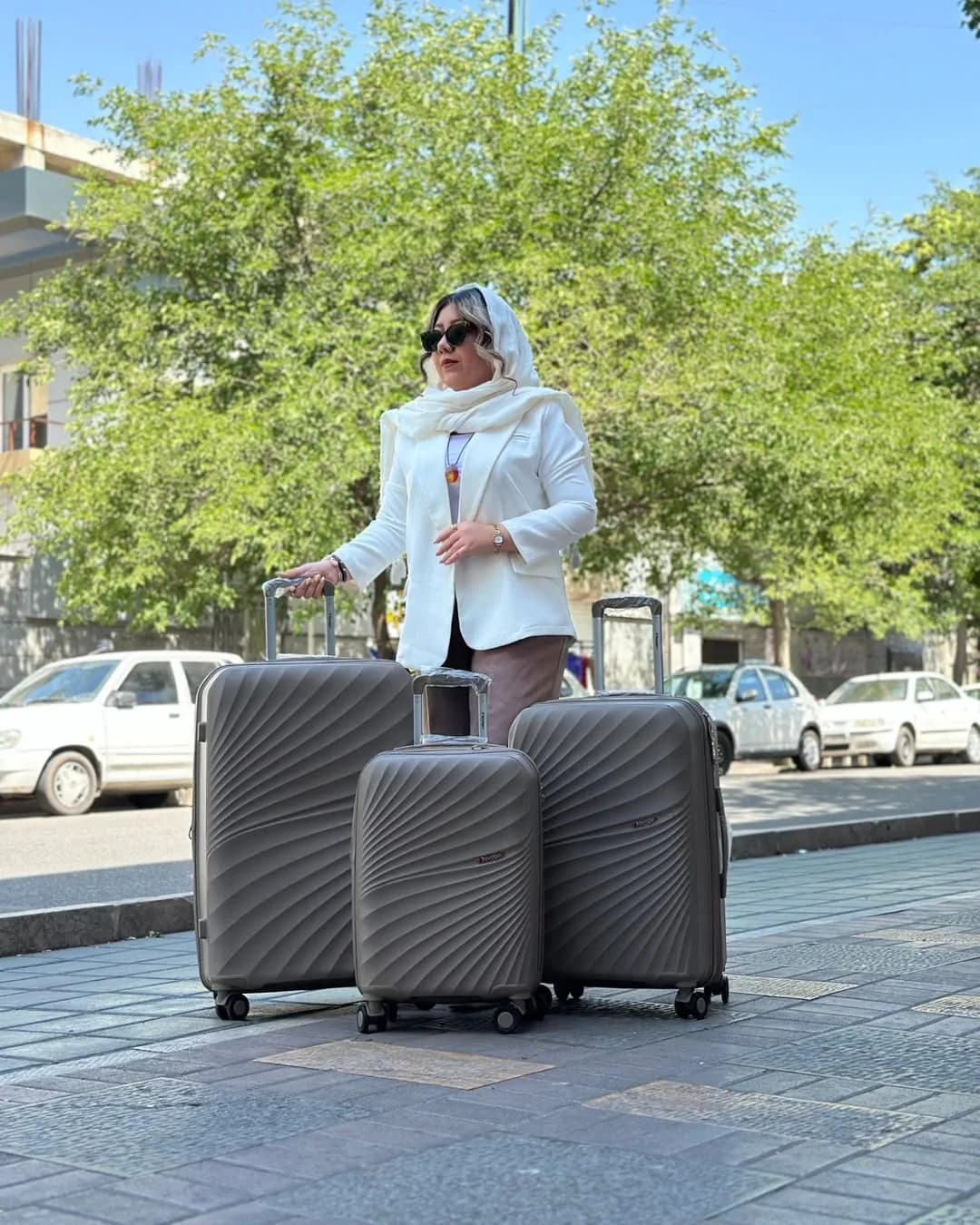 چمدان، رنگ قهوه‌ای مایل به خاکستری، جنس پلاستیک، چمدانی با چرخ و دسته تلسکوپی