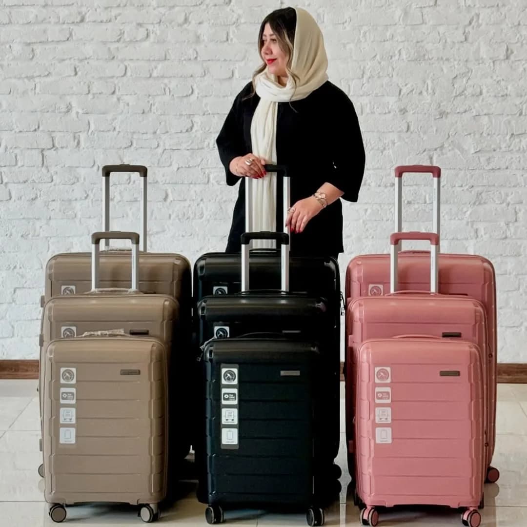 چمدان، رنگ کرم، مشکی و صورتی، چمدان سخت، چرخ‌دار