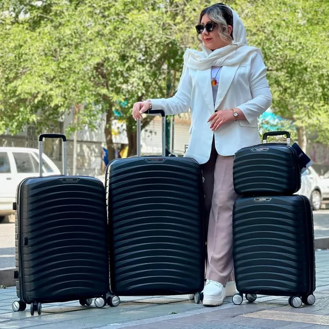 چمدان، رنگ مشکی، جنس پلاستیک، چرخ‌دار، سخت