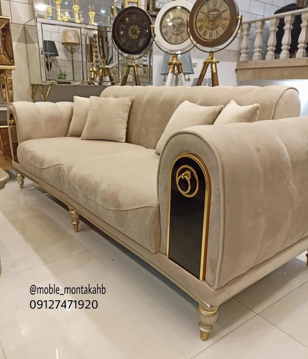 مبل راحتی، رنگ کرم، طلایی و مشکی، جنس مخمل، فلز و چوب، سه نفره، دسته پهن