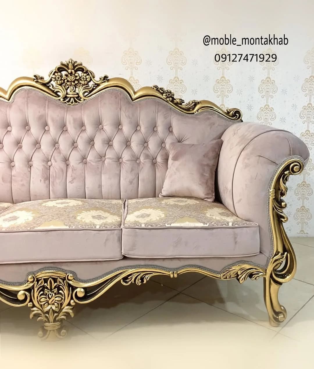 مبل راحتی مدل سه‌گل، رنگ صورتی و طلایی، جنس مخمل و فلز، دو نفره، سلطنتی