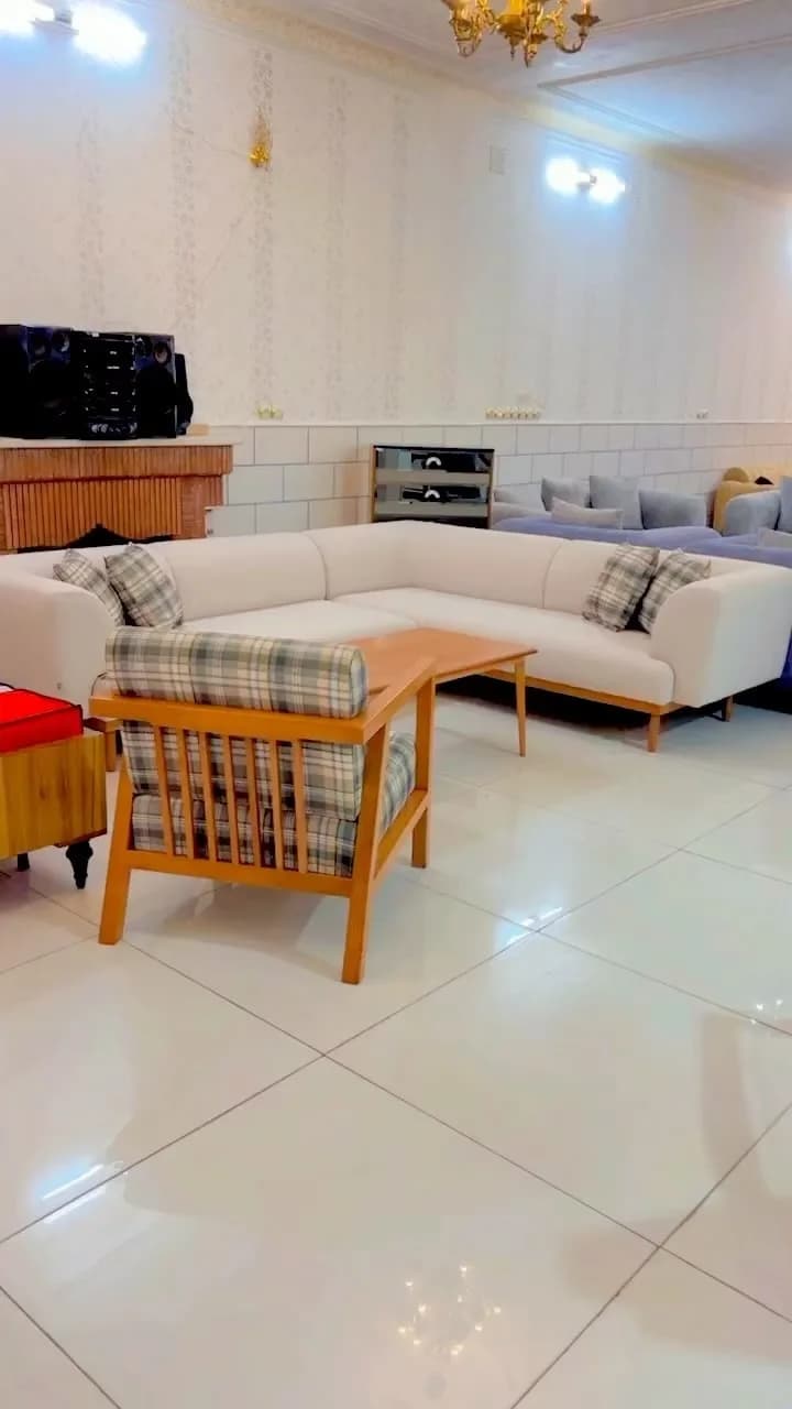 مبل ال کاپر، رنگ سفید، خاکستری و قهوهای، جنس چوب و پارچه، طرح چهارخانه، مبل ال راحتی