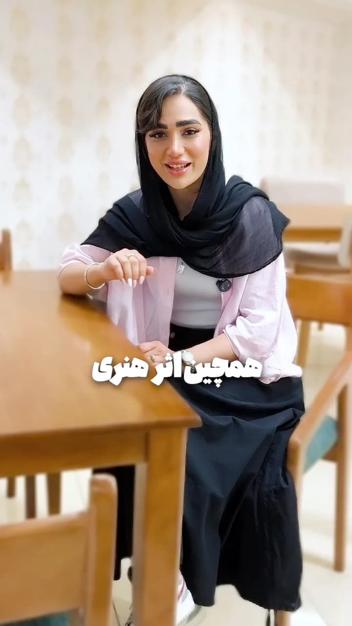 میز غذاخوری چوبی، رنگ صورتی، آستین بلند، یقه باز