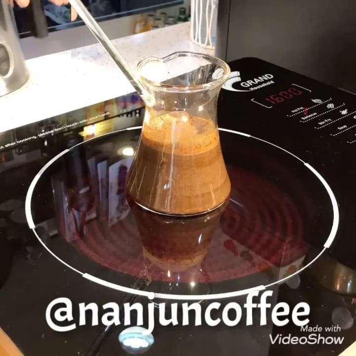 جذوه قهوه ترک، رنگ قهوه‌ای و مشکی، جنس شیشه و فلز، دسته‌دار شیشه‌ای