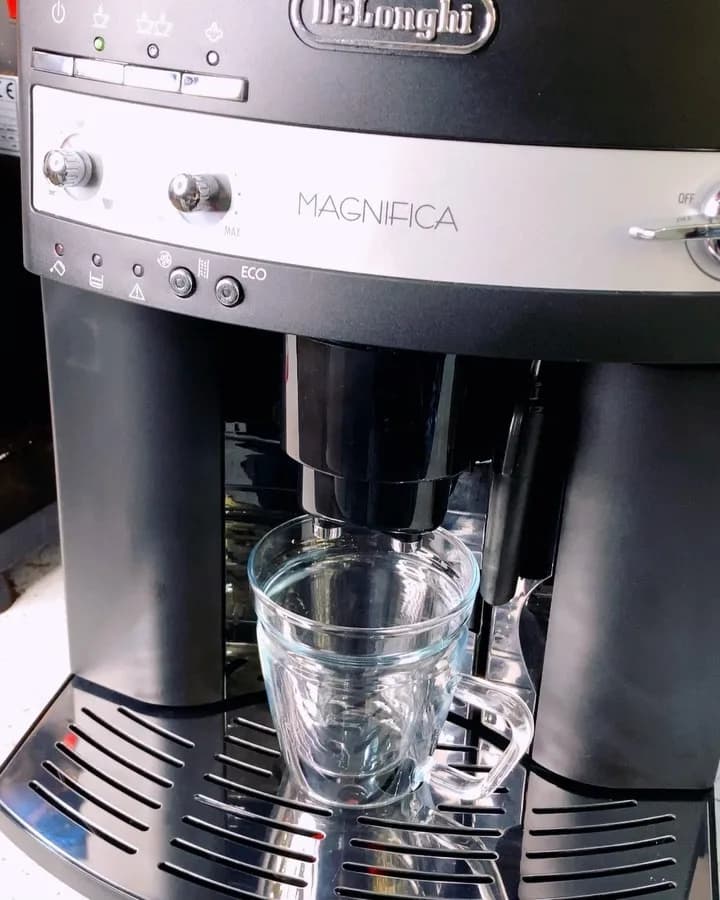 اسپرسوساز دلونگی ESAM3000 منیفیکا، رنگ مشکی و نقره‌ای، جنس فلز و پلاستیک، اتوماتیک