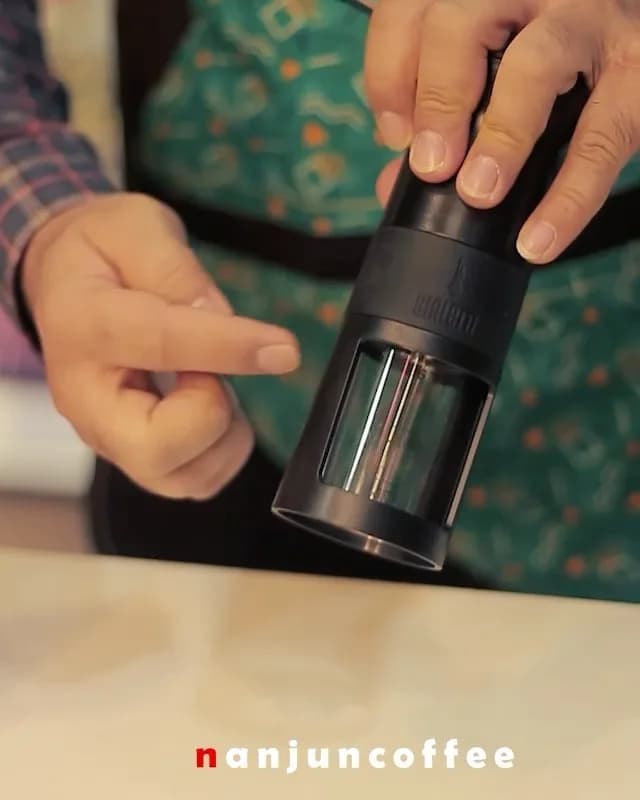 آسیاب قهوه بیالتی، رنگ مشکی و شفاف، جنس پلاستیک و شیشه، آسیاب قهوه استوانه‌ای دستی