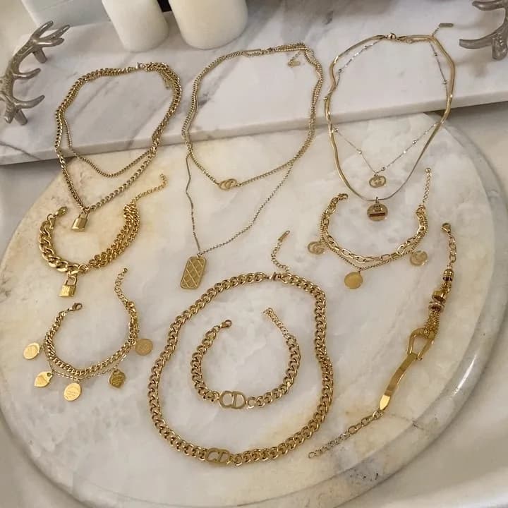 گردنبند و دستبند استیل طلایی